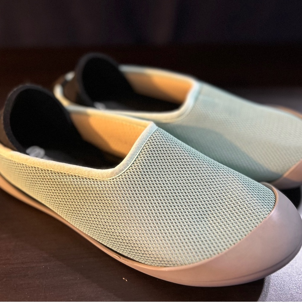 Mahabis Summer  Mint Green / blue convertible gray sole slipper Never been worn
